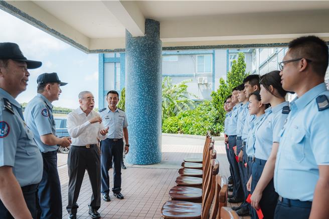 軍友社榮譽理事長李棟樑慰問北部偏遠單位，慰勉官兵辛勞。軍聞社提供