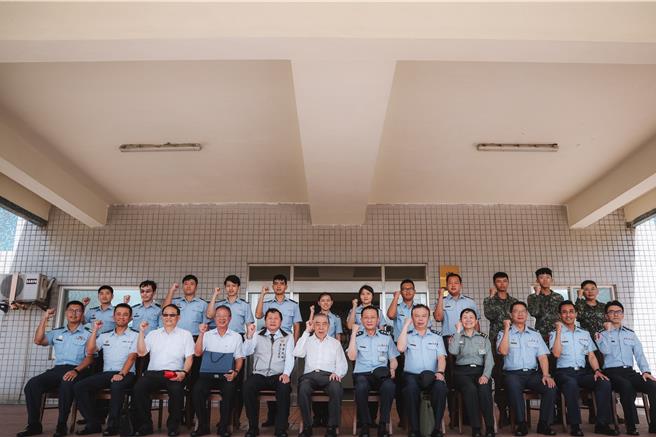 李棟樑與官兵合影。青年日報提供