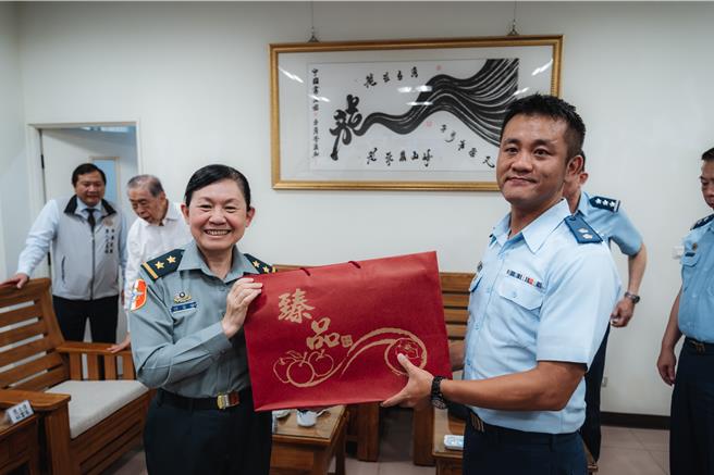 政戰局長陳育琳致贈官兵秋節禮品。軍聞社提供