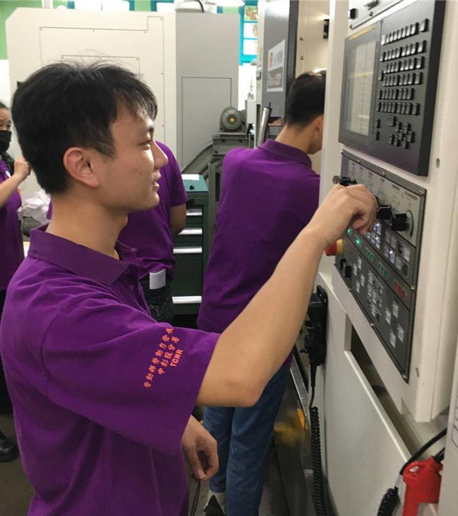 因家庭因素休學的小廷，參加中彰投分署的「電腦輔助機械製圖班」職前訓練班，終於補足自身技能。（中彰投分署提供）