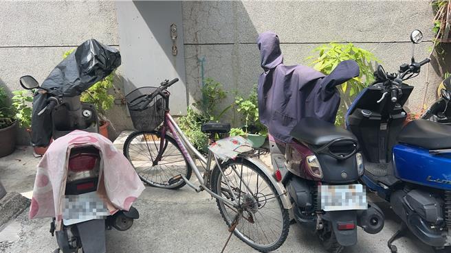 高雄鳳山7旬翁「鐵馬」占停車位，引鄰居不滿雙方互毆。（民眾提供／紀爰高雄傳真）