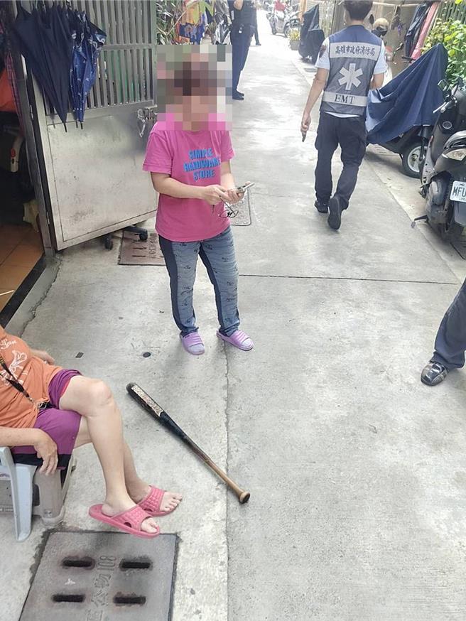 蔡姓男子先拿球棒敲打老翁家門，蔡男妻子在旁勸阻，老翁開門後雙方開始拉扯，結果老翁一個重心不穩跌倒手臂擦傷，警方獲報將三人帶回，依違反社會秩序維護裁處。（民眾提供／紀爰高雄傳真）