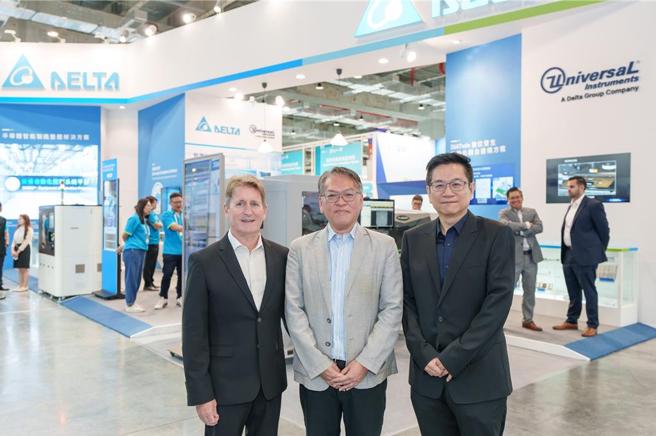 台达携手子公司Universal Instruments登场SEMICON Taiwan，结合AI数位双生新动力，强化半导体设备创新。Universal Instruments全球销售平台总监Glenn Farris、台达机电事业群副总经理巫泉兴及台达研究院产品资安处长田维诚蒞场站台（由左至右）。（台达提供）