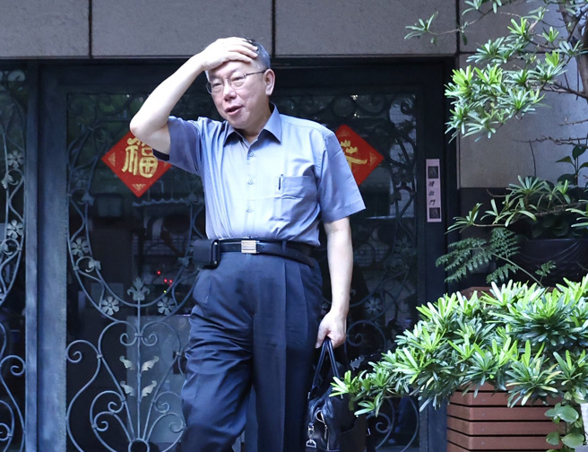 柯文哲「無保請回」被高院撤銷，發回北院。圖為柯4日一早神情凝重單獨出門，不接受採訪。（陳俊吉攝）