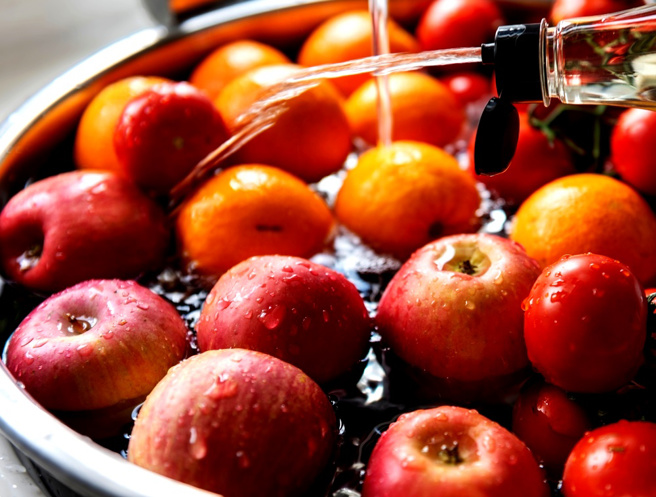 專家分享清水、泡醋、用小蘇打粉等不同水果清洗方式，提醒水果泡醋過久會影響口感，另外也提醒削皮會遺失表皮營養成分，認為清水清洗水果仍是最佳方式。（示意圖：shutterstock／達志）