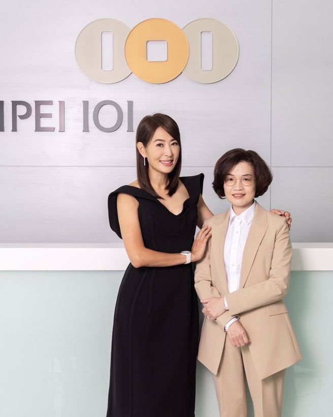 贾永婕称总经理朱丽文（右）负责专业，而自己负责美丽时尚，引发网友讨论。（图／IG@贾永婕）