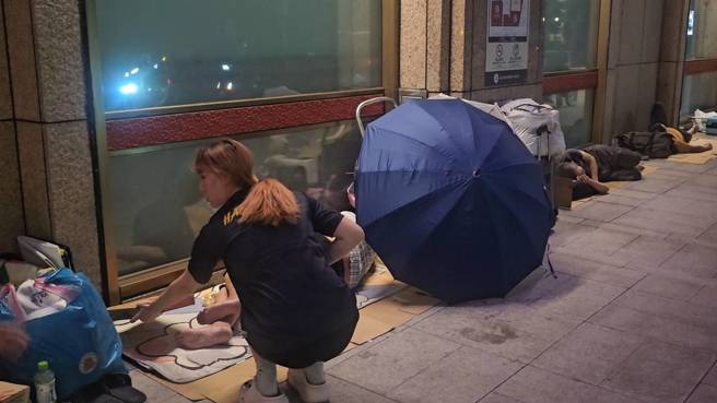 pizza店員李小姐深夜送暖給街友。（記者游定剛拍攝）