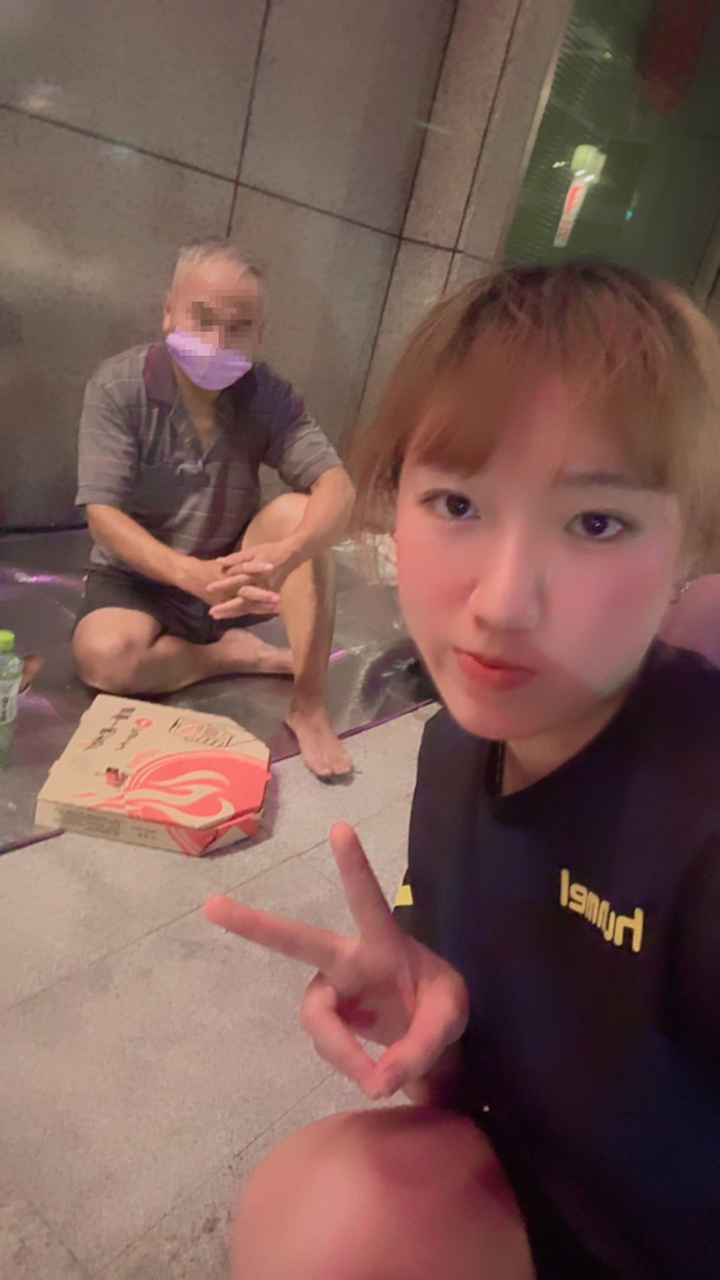 李小姐幫助街友感到很快樂。（李小姐提供）