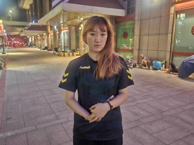 李小姐心疼街友躺睡在地，想盡力去幫助他們。（記者游定剛拍攝）