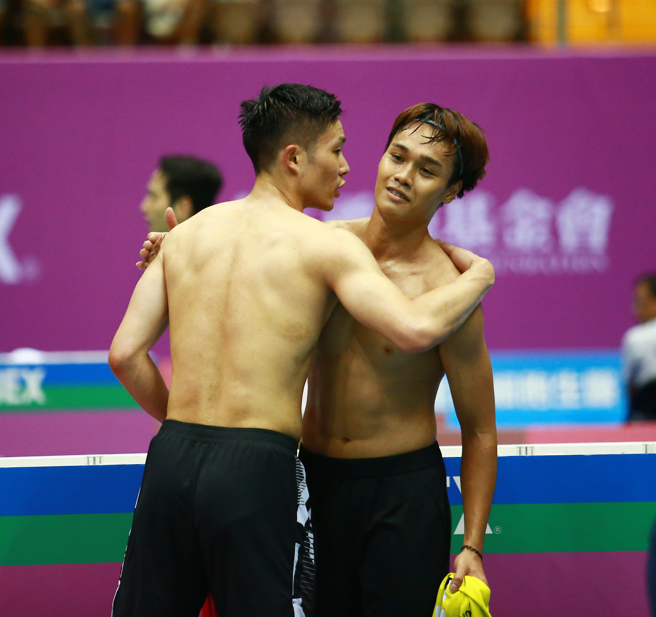 寶島一哥周天成（左）賽後和對手擁抱並交換球衣。（陳信翰攝）