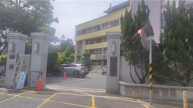 民进党桃园市议员张肇良涉嫌在2019、2020年为违章建筑关说龙潭区公所，使建筑顺利完工并出租给超商，桃园地检署7月18日声押张肇良获准。桃园市调查处4日搜索龙潭区公所，并请现任区长、时任公所主秘黄世琪及前龙潭区长胡星辉到案厘清案情。（赖佑维摄）