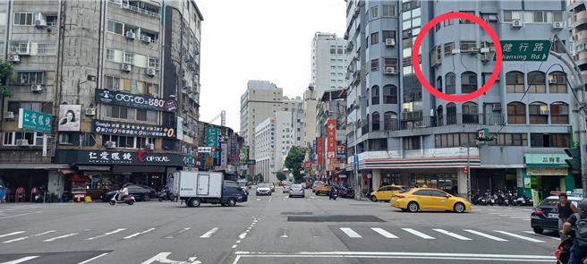 中市北区健行路与学士路口4日下午发生大货车车辆吊臂杆勾到交通号志电缆线酿成车祸意外。（民眾提供／冯惠宜台中传真）