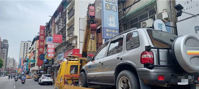 中市北区健行路与学士路口4日下午发生大货车车辆吊臂杆勾到交通号志电缆线酿成车祸意外。（民眾提供／冯惠宜台中传真）