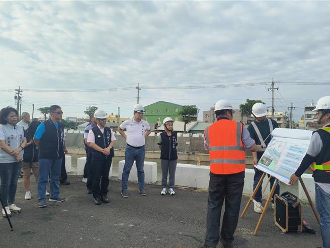 台中市梧栖区下庄桥因桥墩基础及基桩裸露封闭，经地方民眾反映盼修復开通，市议员陈廷秀（后右2）于4日邀相关单位会勘，市府编列280万元经费，利用「钢板修復法」，进行桥梁修復，9月检视安全无虞后将开放通行。（张妍溱翻摄）