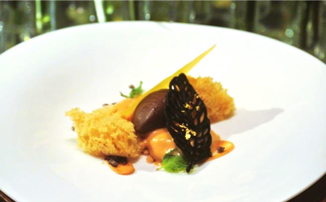 因應客座，泰國Haoma餐廳主廚Deepanker Khosla將最喜愛的印度甜點「Jalebi」化為脆餅，搭配台灣本土種植的花生所製成的醬料、榛果海綿蛋糕以及爽口的可可沙碧，創作出深具在地且風味獨特迷人的新奇甜品。(陳韻萍攝)