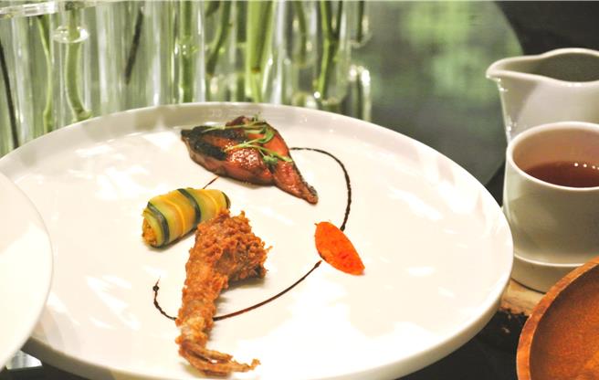 新加坡Han Li Guan主廚以台灣在地屏東乳鴿為主角，融入新加坡道地「Tze Char煮炒」的傳統飲食型態，呈現一鴿多吃的豐富樣貌。(陳韻萍攝)