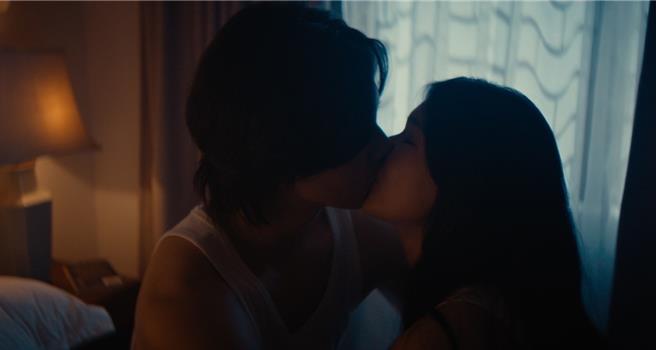 〈左边的人〉MV请来情侣檔演员萧丽玲与李伟燊拍摄吻戏。（鲔鱼肚影音提供）