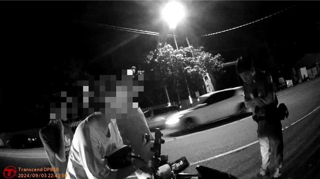 警方根據家屬提供的線索，不到1小時就在少年舊家附近一間雜貨店前，找到在街頭徘徊的少年。（中埔分局提供／呂妍庭嘉義傳真）