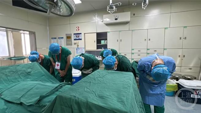 大陸重慶一名24歲醫生8月初回湖北老家駕摩托車時遇意外，搶救無效身亡，父母按照兒子遺願捐出器官救了5人。（上游新聞）