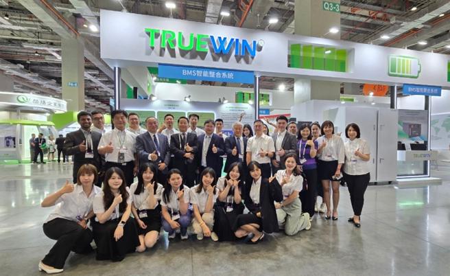SEMICON半导体展开幕首日，储盈科技作为半导体紧急备载电池柜龙头大厂，精锐竞出，现场大合照。图/业者提供
