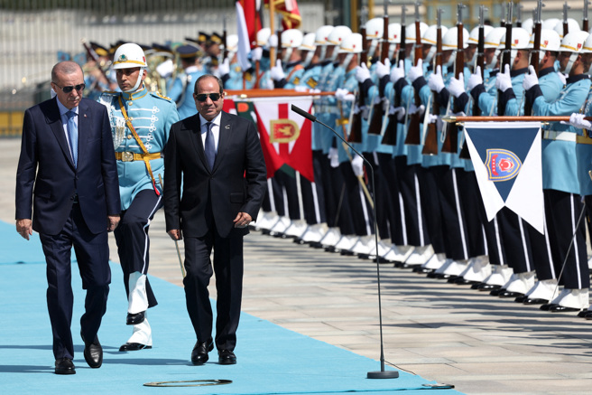 埃及总统塞西（前排右）4日飞抵土耳其首都安卡拉访问，土耳其总统艾尔多安（前排左）以盛大仪式亲自相迎。（路透）