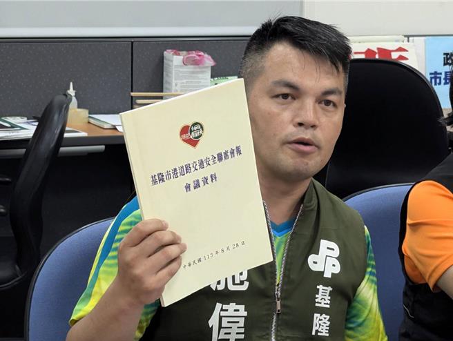 基市府宣布，原订将于10月6日举办的基隆城市马拉松活动因交通安全维运未通过道安审查，将延期举行。绿营议员施伟政透过录音檔，直指是基隆市长谢国梁指示延期。（张志康摄）