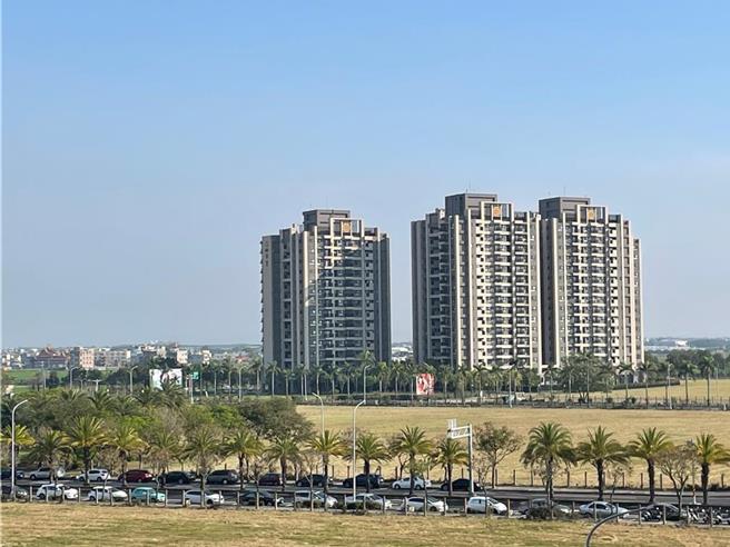 財政部今(4)日再度邀集22縣市政府會商財源分配指標，會中有所共識，但在權重高低上，都會縣市與農業縣市歧見很大。圖為嘉義縣大樓建築景觀。(台灣房屋提供)