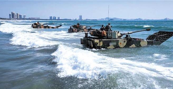 國防部今（4）日表示，昨日起陸續偵獲中共各型主、輔戰機及直升機、無人機，配合兩棲艦船、滾裝貨輪裝載地面部隊，於福建東山大埕灣附近海域，從事聯合登陸演練。 （摘自中國軍網）