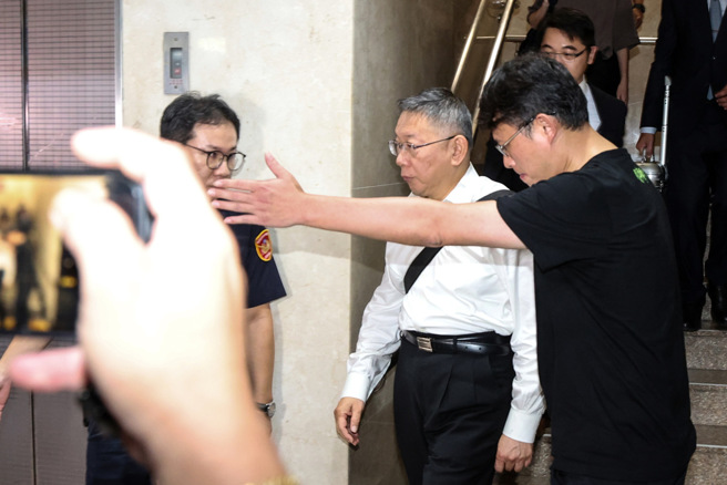 民眾党主席柯文哲（中）涉京华城容积率等弊案，台北地方法院召开羁押庭，2日凌晨裁定无保请回。（资料照，邓博仁摄）