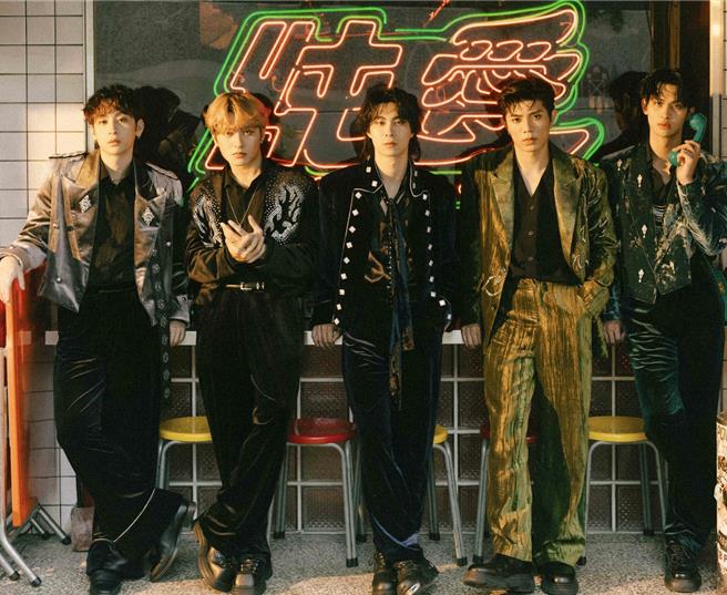 男团「FEniX」家齐（左起）、承隆、MAX、峻廷、浦洋，近来推出新单曲。（踢帕娱乐提供）