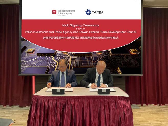 外贸协会与波兰投资贸易局（PAIH）第三次签署合作备忘录（MoU），签约人图左外贸协会秘书长王熙蒙、波兰投资贸易局局长Andrzej Dycha。图／贸协提供