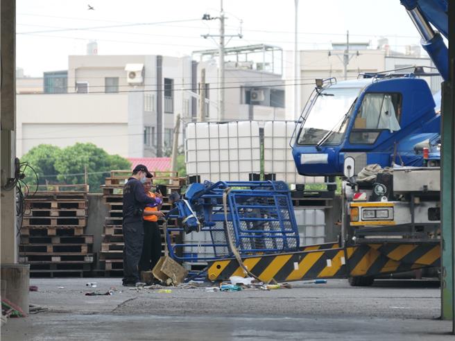 云林县发生吊车吊篮自8米高掉落造成3人死亡，资深铁工坦言小工程有时为赶进度便宜行事，什么安全措施都没有，只能把自己当成「钢铁人」硬干。（张朝欣摄）