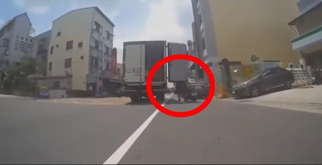 貨車後車門沒關，行駛中打到路人。（圖／翻攝爆料公社）