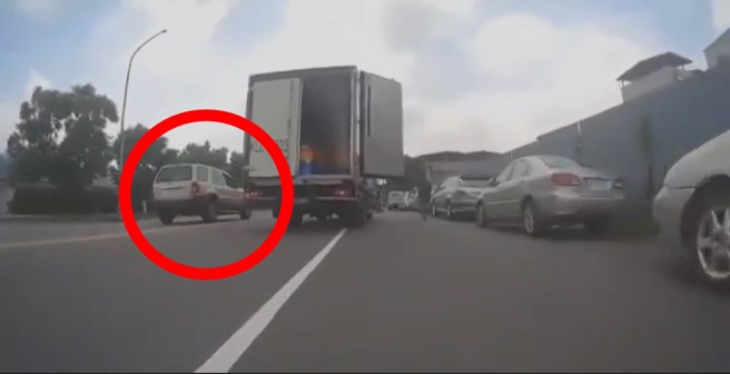 休旅車霸氣逆向攔車。（圖／翻攝爆料公社）