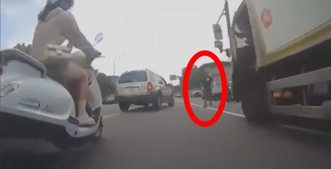 被撞的路人騎車追上來，相當生氣的走向駕駛。（圖／翻攝爆料公社）