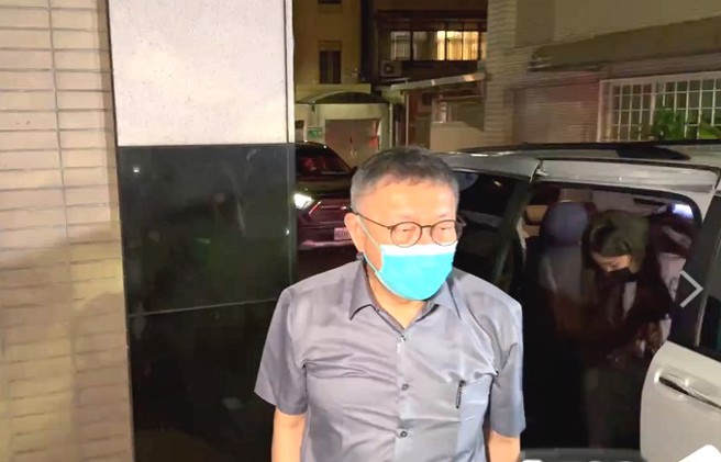 民眾党主席柯文哲遭声押，台北地院「无保请回」，检方抗告后，台湾高等法院依朱亚虎及邵琇佩证述等，认定柯文哲积极介入京华城案，因此撤销发回北院。（翻摄画面）