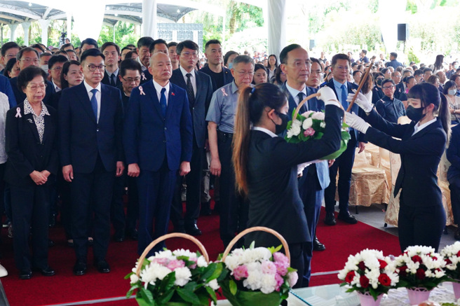 朱立倫主席及韓國瑜院長的帶領之下，有49位國民黨立委出席告別式。(戴志揚翻攝)