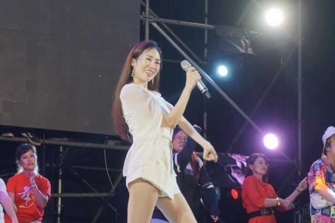 能歌善舞的向蕙玲，录影和商演活动不断。（图／摄自 向蕙玲FB）