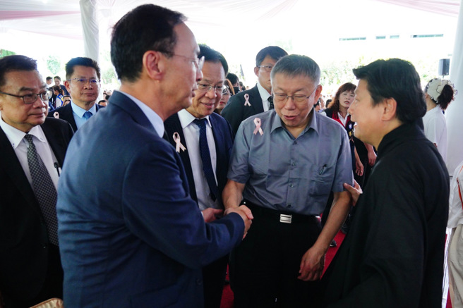 朱立倫主席及韓國瑜、柯文哲齊聚，創造在野大團結氛圍。(戴志揚翻攝)