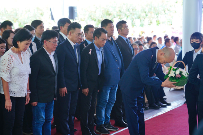 立法院長韓國瑜率領49位立委同志到場致意。(戴志揚翻攝)