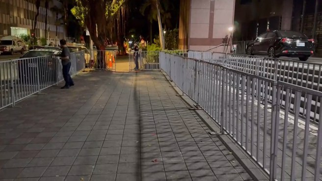 北检外架起护栏避免小草集会失控。（翻摄画面）