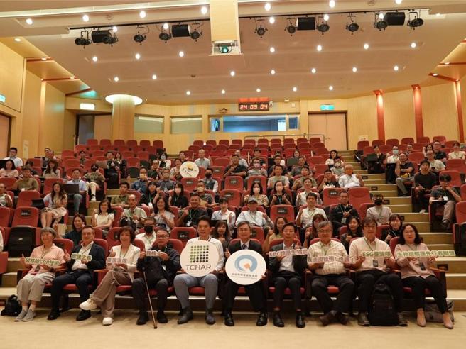 監委林盛豐（前排左4）、立委何欣純（前排左3）、信保基金董事長魏明谷（前排左2）等人與會關心企業如何面對淨零減碳衝擊。圖／中科提供