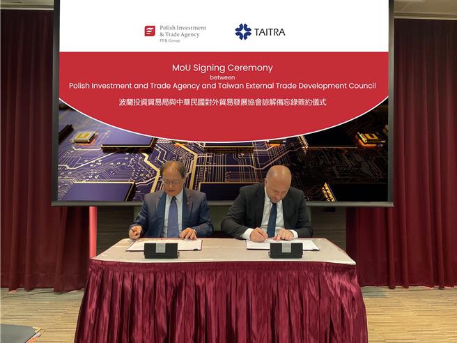 外貿協會與波蘭投資貿易局（PAIH）第三次簽署合作備忘錄（MoU），外貿協會秘書長王熙蒙(左)與波蘭投資貿易局局長Andrzej Dycha 代表雙方舉行儀式。(照片由PAIH提供)