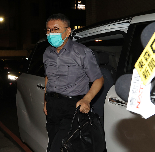民眾党主席柯文哲（见图）4日晚间十点多搭乘座车返回住家。（刘宗龙摄）