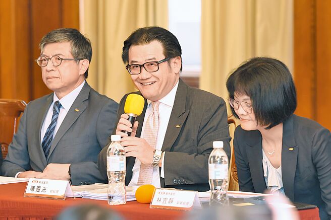新光金控3日舉行法說會，總經理陳恩光（中）針對併購議題提出說明。圖／杜宜諳