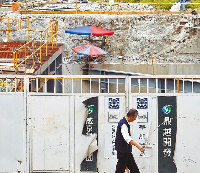 都市計畫的願景應該與文化、藝術結合，而不該被財政、交通所綁架。圖為興建中的「京華廣場」。圖／本報資料照片