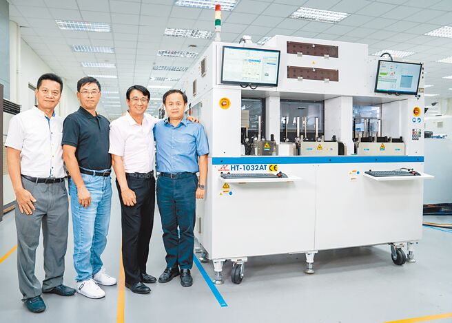 鸿劲精密经营团队董事长谢旼达（左起）、总经理张简荣力、副总经理赵振明、资深副总经理翁德奎。图／业者提供