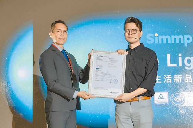 Simmpo創辦人許展榕（右）代表接受TUV德國萊因ITE部門總經理張家祥（左）的授獎儀式，為全球首個且唯一取得該項專利認證的品牌。圖／業者提供