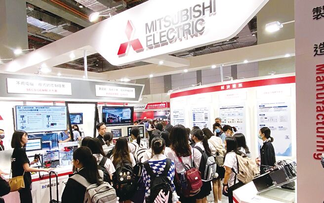 图为2023国际半导体展现场学生导览团到访。图／台湾三菱电机自动化提供