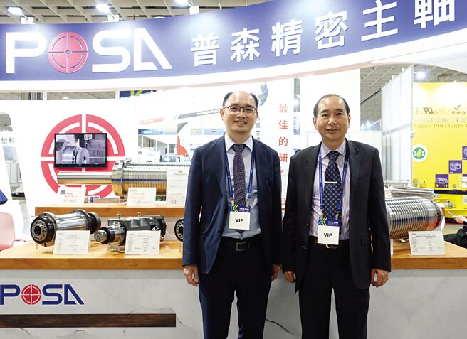 普森公司董事长彭森荣（右）和特助彭秉榤（左）在展示会场合影。图／黄俊荣